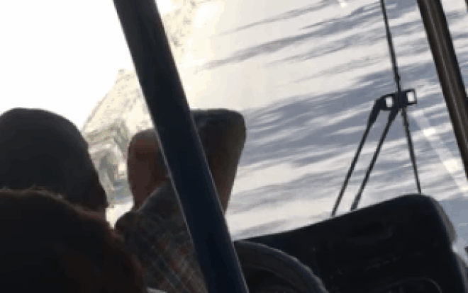 Thấy nhiều xe máy đi ngược chiều, bác tài dọa 'có công an' khiến loạt xe quay đầu, hành khách được phen cười bể bụng Ảnh 2