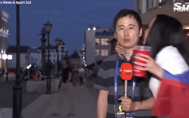 Nam phóng viên Hàn bật cười khi bị hai fan nữ hôn trộm lúc đưa tin World Cup Ảnh 2