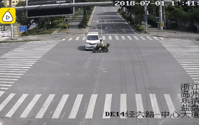 Bị xe tải húc văng 10 m, người đàn ông vẫn đứng dậy đi lại bình thường Ảnh 2