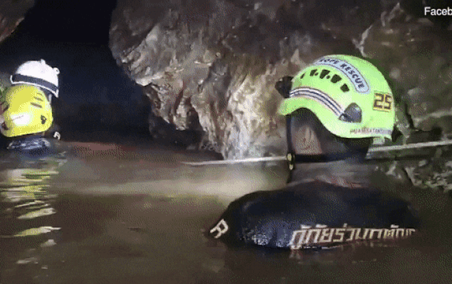 Cận cảnh hang ngập nước tới cổ nhóm cứu hộ ở nơi đội bóng Thái Lan vẫn mắc kẹt Ảnh 2