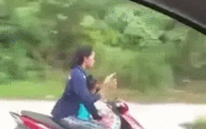 Thót tim clip 'nữ quái xế' chở theo trẻ nhỏ không đội mũ bảo hiểm, phóng như bay vẫn thả 2 tay lướt Facebook Ảnh 2
