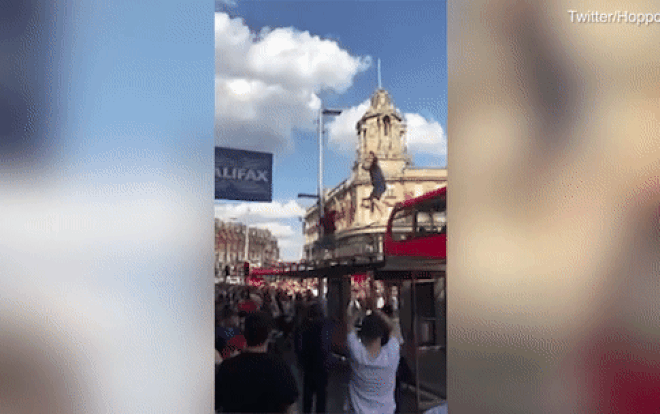 Trèo cột đèn, hò hét trên nóc xe buýt hay muôn vàn kiểu ăn mừng quá đà của CĐV World Cup Ảnh 2