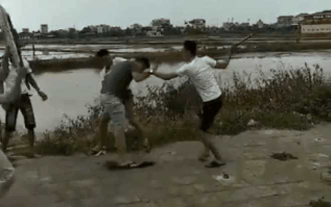 Mâu thuẫn vì tranh giành khách, nhân viên nhà xe rủ nhau đánh hội đồng đối thủ Ảnh 2