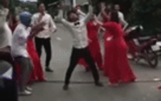 Clip cô dâu chú rể và đội bê tráp kéo nhau ra 'quẩy' giữa đường gây cản trở giao thông Ảnh 2