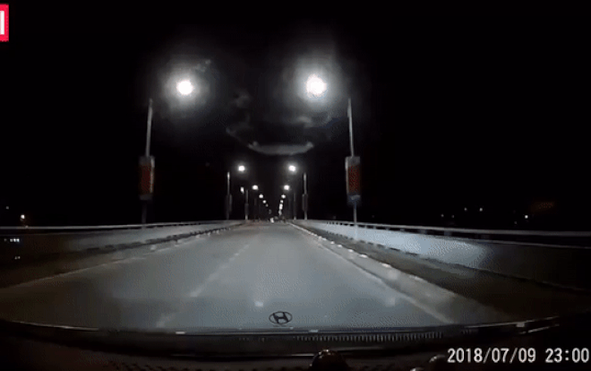 Clip ghi lại cảnh nam thanh niên nhảy cầu tự tử lúc nửa đêm khiến tài xế lái xe ngang qua chỉ biết… ú ớ Ảnh 2
