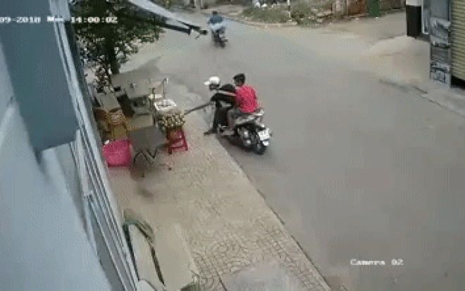 Clip nam thanh niên ăn mặc bảnh bao chạy xe SH ăn trộm sầu riêng bày bán tại vỉa hè khiến dân mạng ngao ngán Ảnh 2