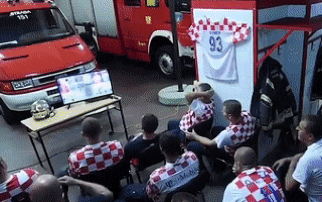 Yêu bóng đá nhưng không quên nhiệm vụ, lính cứu hỏa Croatia bỏ lỡ khoảnh khắc lịch sử World Cup Ảnh 2