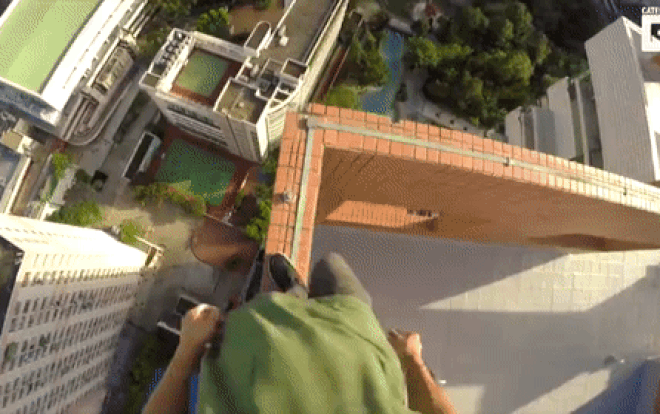 Clip mạo hiểm đi trên mép tòa nhà 55 tầng khiến nhiều người 'rớt tim' Ảnh 2