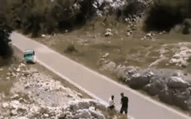 Video: Xe đâm thẳng vách đá rồi lộn nhào trên không trung như phim hành động Ảnh 2