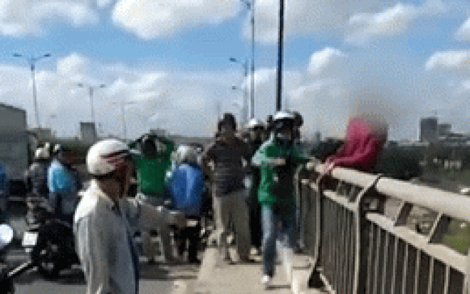 Clip nam thanh niên đu cầu đòi tự tử thoát chết vi diệu nhờ cú vồ cực nhanh của tài xế Grab Ảnh 2