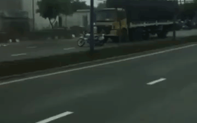 Bị CSGT vượt lên chặn đầu, tài xế xe tải húc đổ xe cảnh sát rồi tăng ga bỏ trốn gây bức xúc Ảnh 2