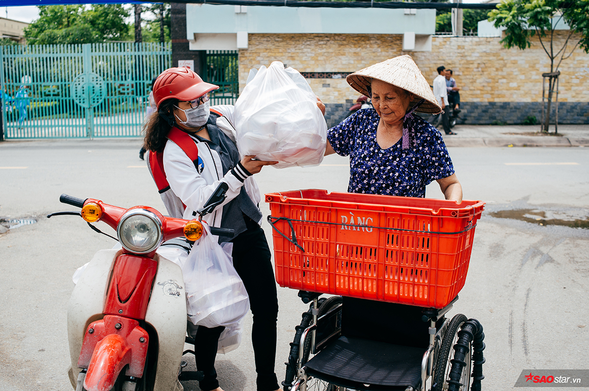 Chuyện má Năm hơn nửa đời nuôi người dưng ở Sài Gòn: 'Mai mốt Năm có chết thì cũng mong thằng Hóa được sống tiếp phần má' Ảnh 4