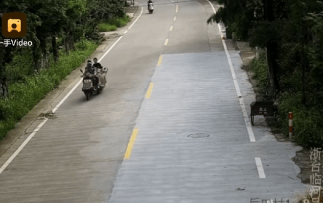 Ngã chỏng chơ sau cú tông xe, cô gái vẫn mặc nhiên kiểm tra tin nhắn giữa đường Ảnh 2