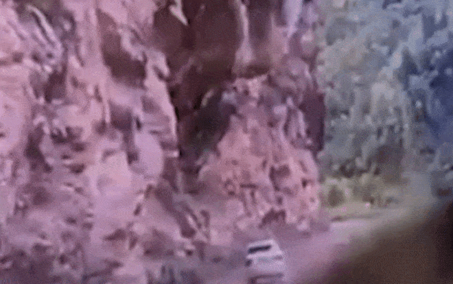 Đá trên núi rơi trúng khiến ô tô bẹp dúm, người trong xe được phen 'hú vía' Ảnh 2