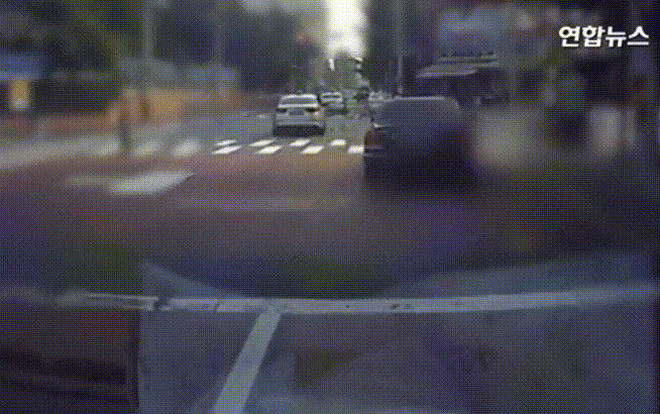 Người phụ nữ lái xe sang, rải hàng trăm triệu qua cửa kính ô tô gây sốc Ảnh 2