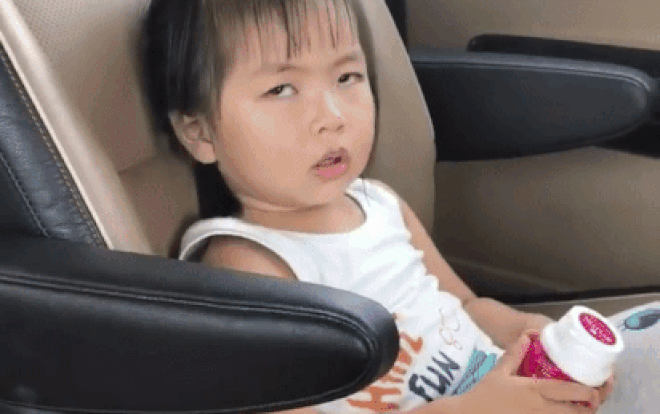 Clip bé gái vừa đi xe vừa buồn ngủ đến cay mắt vẫn cố gắng tỏ ra tỉnh táo gây bão mạng xã hội Ảnh 2