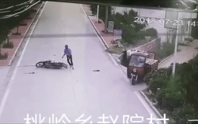 Màn ăn vạ tai nạn thô thiển của người đi xe máy khiến ai xem cũng cạn lời Ảnh 2