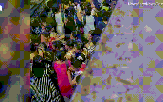 Kinh hoàng cảnh hàng trăm người phụ nữ 'đánh vật' để giành chỗ xe buýt mỗi ngày Ảnh 2