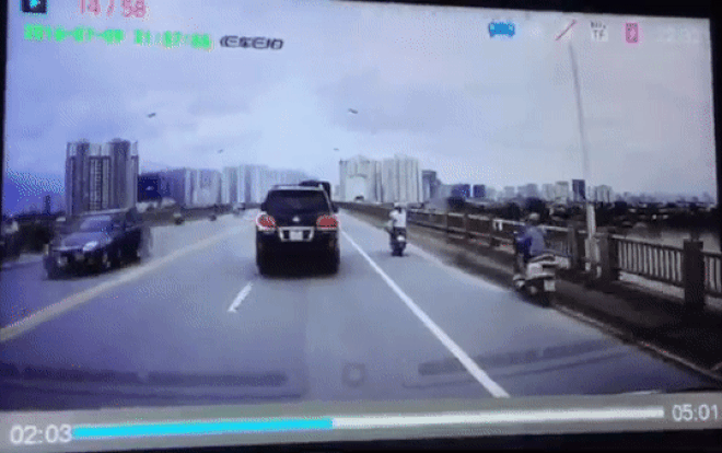 Đang đi bon bon cô gái bỗng va đập vào thành cầu, dân mạng tranh cãi mãi chưa thống nhất được nguyên nhân Ảnh 2