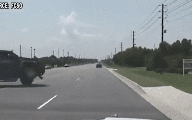 Xe hơi lật tung như phim hành động, người phụ nữ sống sót thần kỳ Ảnh 2