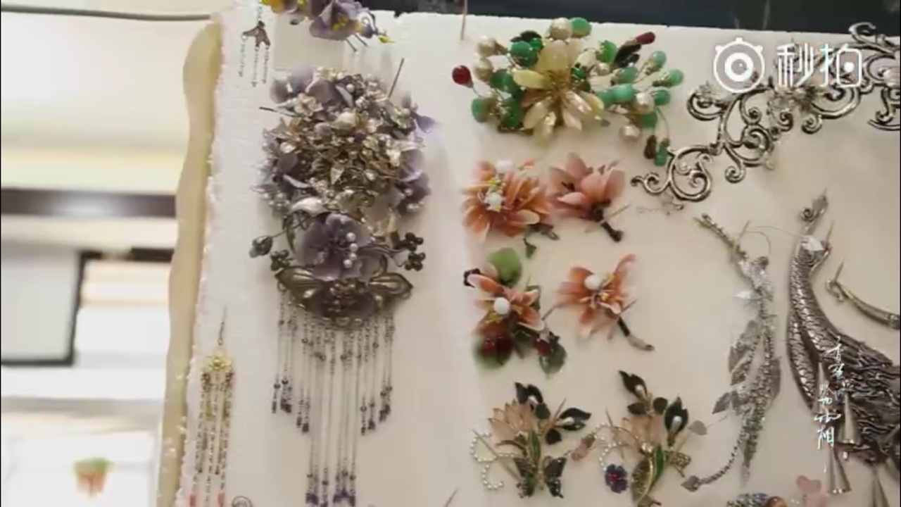 Các phụ kiện như trâm cài tóc, mão cài tóc cũng được chú trọng, thực hiện thủ công