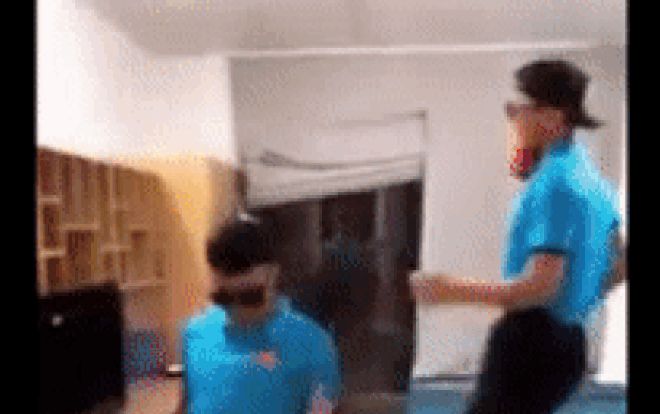 Cặp đôi Hà Đức Chinh - Bùi Tiến Dũng mặc đồ đôi, sơ vin quần cạp chun 'quẩy tung nóc nhà' Ảnh 2