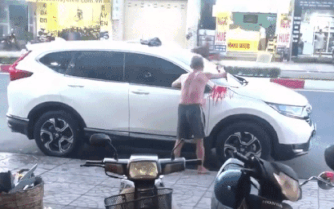 Tranh luận gay gắt cảnh cụ già đổ sơn đỏ lên xe ô tô màu trắng đỗ trước cửa nhà Ảnh 2