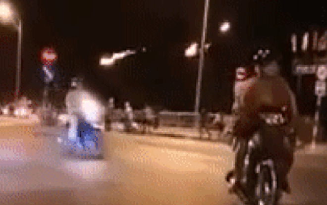 Clip: Hơn 60 thanh niên hỗn chiến, dồn dập ném bom xăng cháy rực trên cầu Ảnh 2