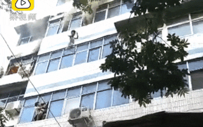 Thót tim cảnh mẹ thả 2 con từ tầng 5 xuống để thoát khỏi đám cháy Ảnh 2