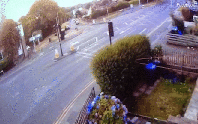 Bị cảnh sát truy đuổi, 4 thanh niên lái BMW tốc độ cao đâm vào gốc cây tử vong Ảnh 2