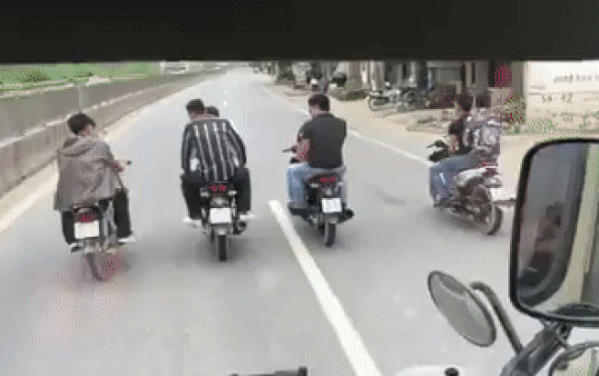 Clip nhóm thanh niên đi xe máy không đội mũ bảo hiểm, ngang nhiên dàn hàng ngang 'trêu ngươi' tài xế gây bức xúc Ảnh 2