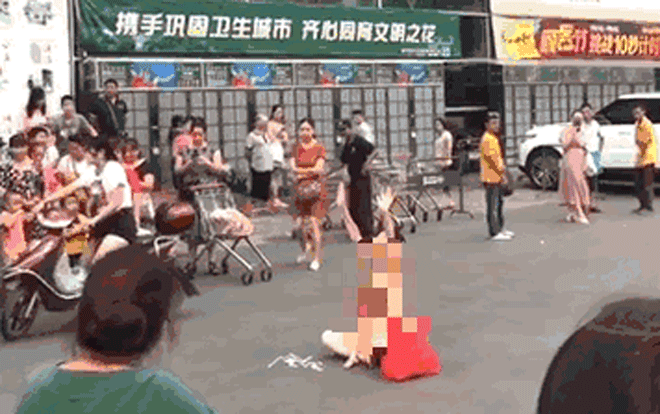 Cãi nhau với chồng, người phụ nữ mang con ra giữa đường lột đồ kêu cứu Ảnh 2