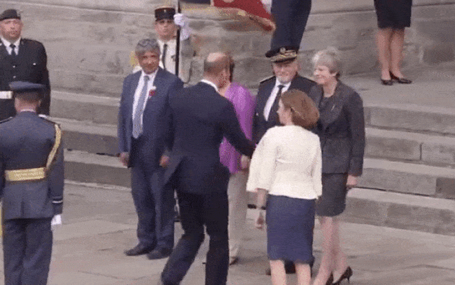 Kiểu chào khuỵu gối lạ lùng của Thủ tướng Anh trước thành viên hoàng gia Ảnh 2