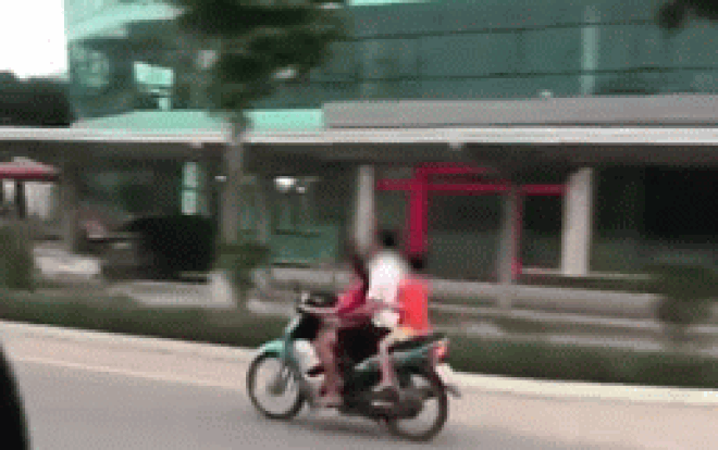 Chiếc xe máy có 2 trẻ nhỏ, người đàn ông vừa đẩy cho bé gái điều khiển vừa vô tư sờ soạng khiến dân mạng phẫn nộ Ảnh 2