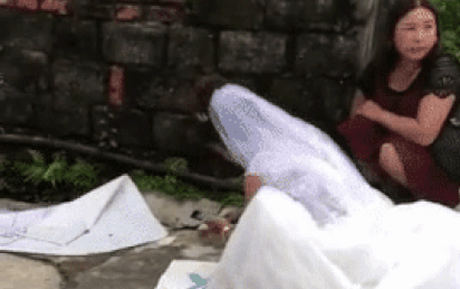 Mặc quan viên hai họ ăn cỗ và MC liên tục gọi vào hôn trường, cô dâu vẫn ngồi xổm miệt mài bấm máy tính 'cộng sổ' Ảnh 2