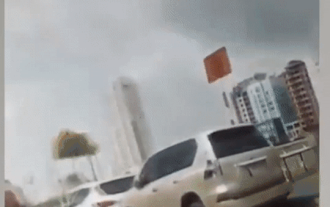 Chạy xe máy với tốc độ cao bất ngờ lao thẳng vào ô tô, 3 cô gái bị hất văng lên nắp capo Ảnh 2