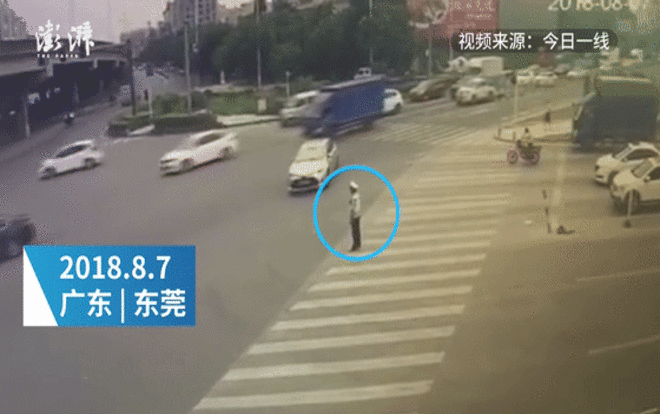 Mải dùng điện thoại, người đàn ông đâm trực diện cảnh sát thông đang làm nhiệm vụ Ảnh 2