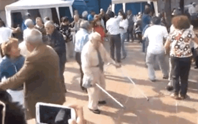 Hai cụ già trốn khỏi viện dưỡng lão, 'quẩy' tưng bừng trong lễ hội nhạc rock Ảnh 2