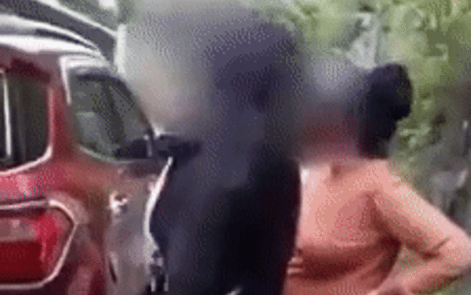 Lùi xe đụng móp đầu ô tô phía sau, nữ tài xế không xin lỗi còn lên giọng thách thức: 'Tao lùi xe ai bảo mày không tránh ra?' Ảnh 2