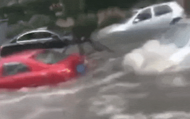 Hàng ngàn chiếc xe ngụp lặn trong nước lũ ở Trung Quốc Ảnh 2