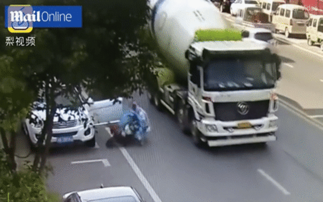 Bị xe bồn chèn qua đầu, người phụ nữ may mắn thoát chết nhờ vật này Ảnh 2