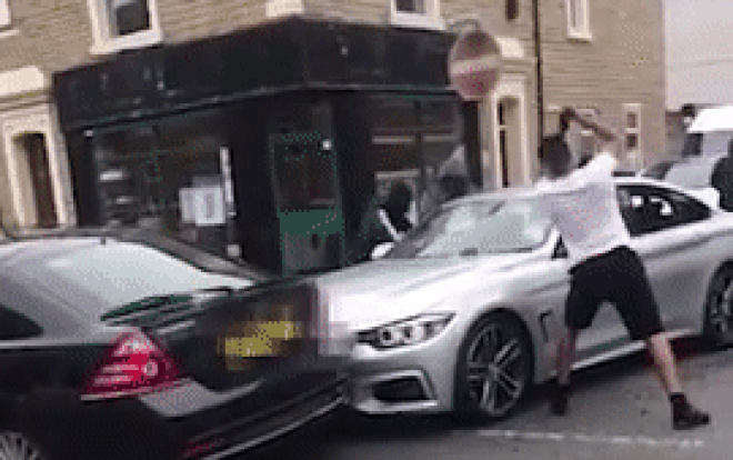 Nhóm côn đồ điên cuồng dùng gậy bóng chày phá nát siêu xe BMW Ảnh 2