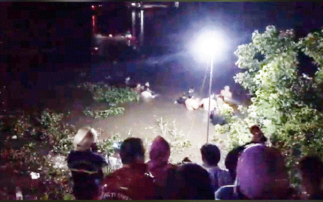 Xe máy kẹp 4 ôm cua lao xuống sông, 2 thanh niên tử vong Ảnh 2