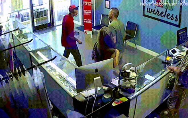 Thấy trai lạ nhìn chằm chằm mông bạn gái, người đàn ông điên tiết tung cú đấm giáng trời Ảnh 2