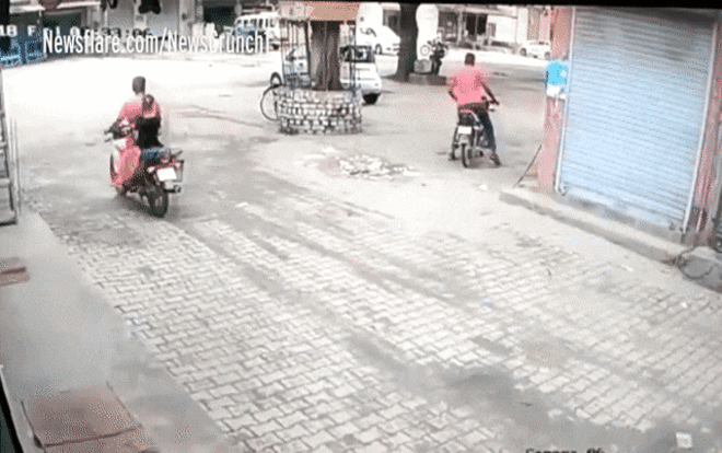 Tránh hai con bò đánh nhau, người đàn ông bị hất văng giữa đường Ảnh 2