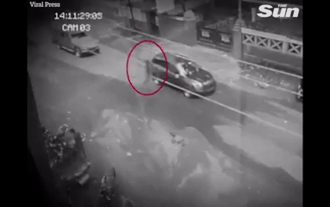 Bóng đen hình người băng qua dòng xe cộ đông đúc mà không hề hấn gì Ảnh 2