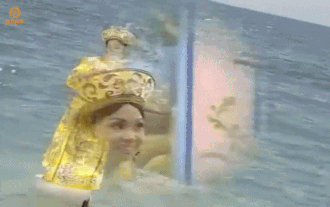 Clip thú vị:  20 năm trước, Đan Trường - Cẩm Ly đã bắt đúng 'trend' cung đấu 2018 thế này! Ảnh 2