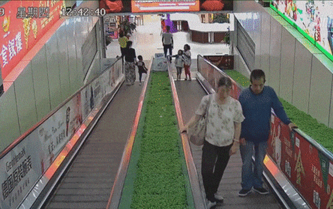 Kẹt chân trong thang cuốn, bé gái bị kéo lê Ảnh 2