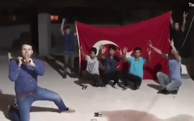 Video dân Thổ Nhĩ Kỳ đập nát iPhone, đốt đô la phản đối Tổng thống Trump Ảnh 2