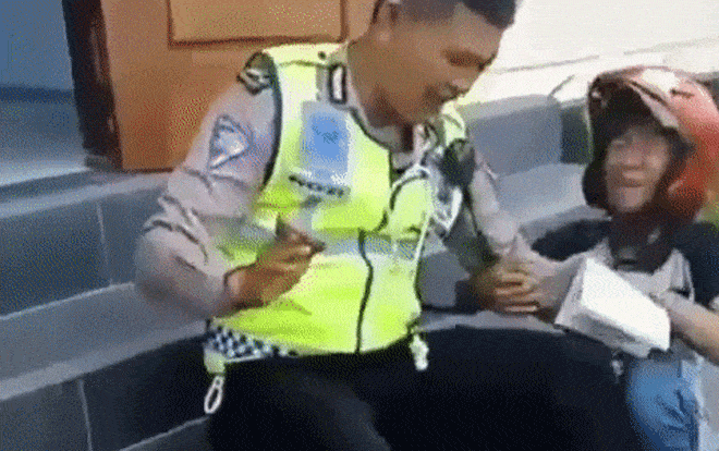 Bị giữ xe máy, thanh niên 'lầy lội' khóc lóc, ôm chân cảnh sát xin tha Ảnh 2